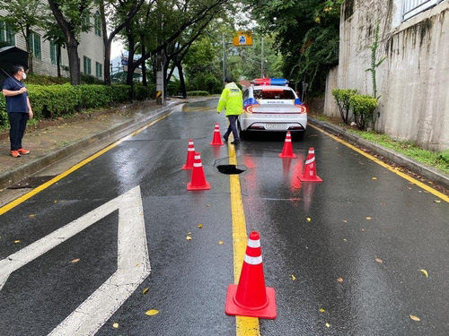 부산 금정구 부곡동에 지름 1ｍ 싱크홀[부산 경찰청 제공.]